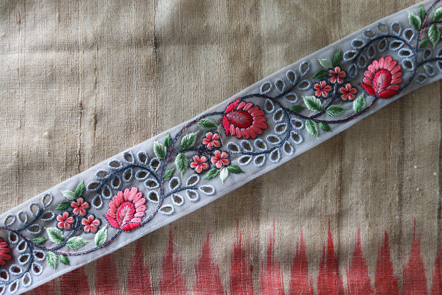 Grey Pink Eyelet Embroidered Trim, Grey Lucknowi Chikankari Border, Cutwork Lace, Indian Fabric Trim Saree Border, インド刺繍リボン, Price/mtr