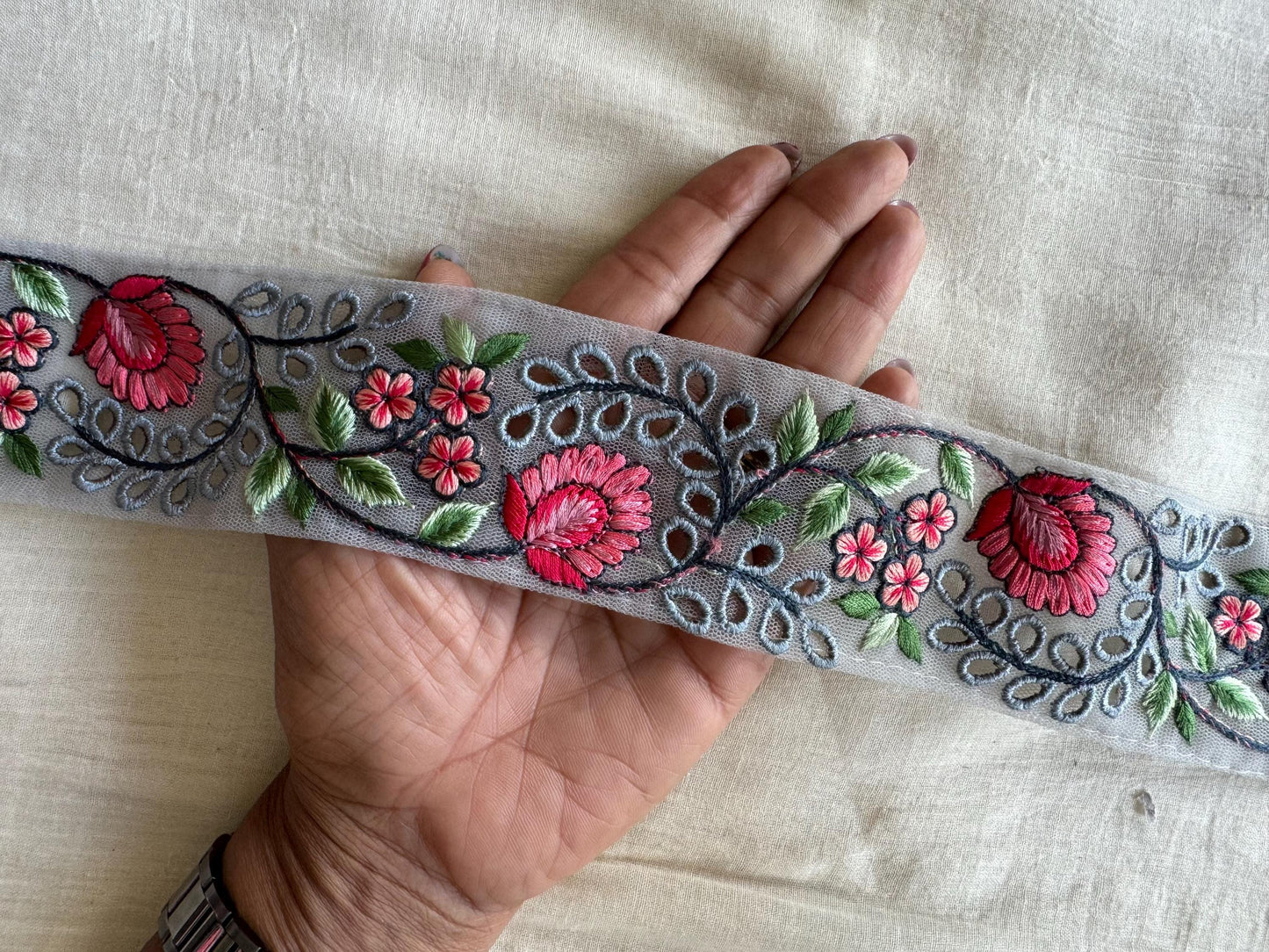 Grey Pink Eyelet Embroidered Trim, Grey Lucknowi Chikankari Border, Cutwork Lace, Indian Fabric Trim Saree Border, インド刺繍リボン, Price/mtr