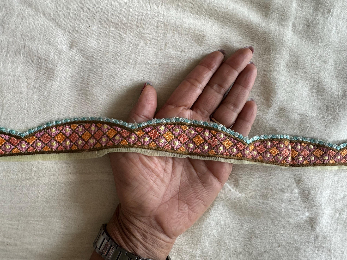 Floral Scallop Embroidered Net Trim, Pink Peach Green Border, Cutwork Floral Net Lace, Indian Fabric Trim, Saree Border, インド刺繍リボン, Price/mtr