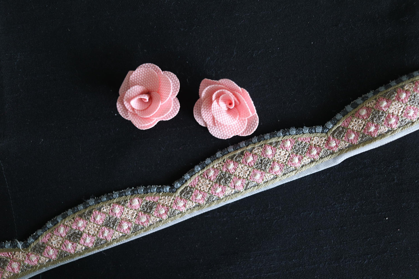 Floral Scallop Embroidered Net Trim, Grey Pink Border, Cutwork Floral Net Lace, Indian Fabric Trim, Saree Border, インド刺繍リボン, Price/mtr