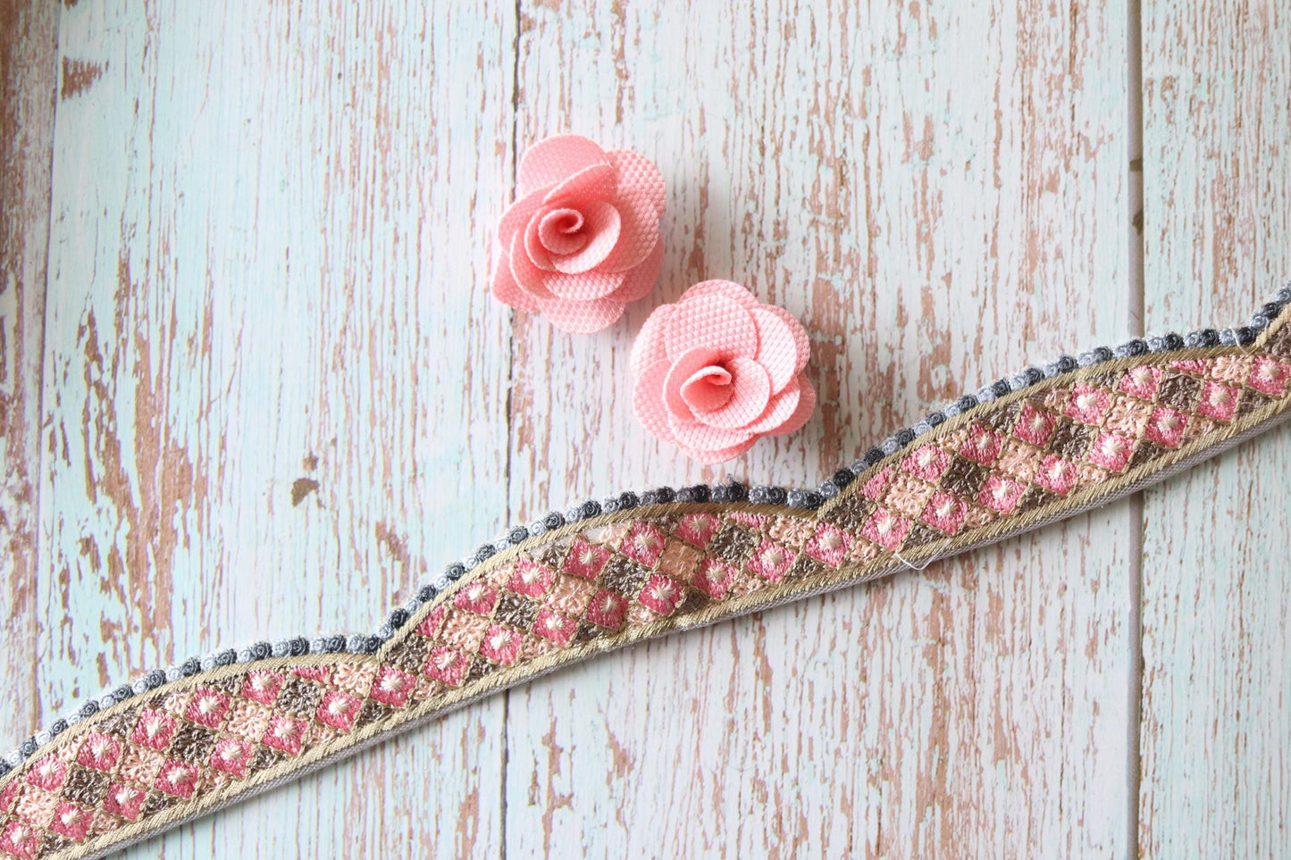 Floral Scallop Embroidered Net Trim, Grey Pink Border, Cutwork Floral Net Lace, Indian Fabric Trim, Saree Border, インド刺繍リボン, Price/mtr