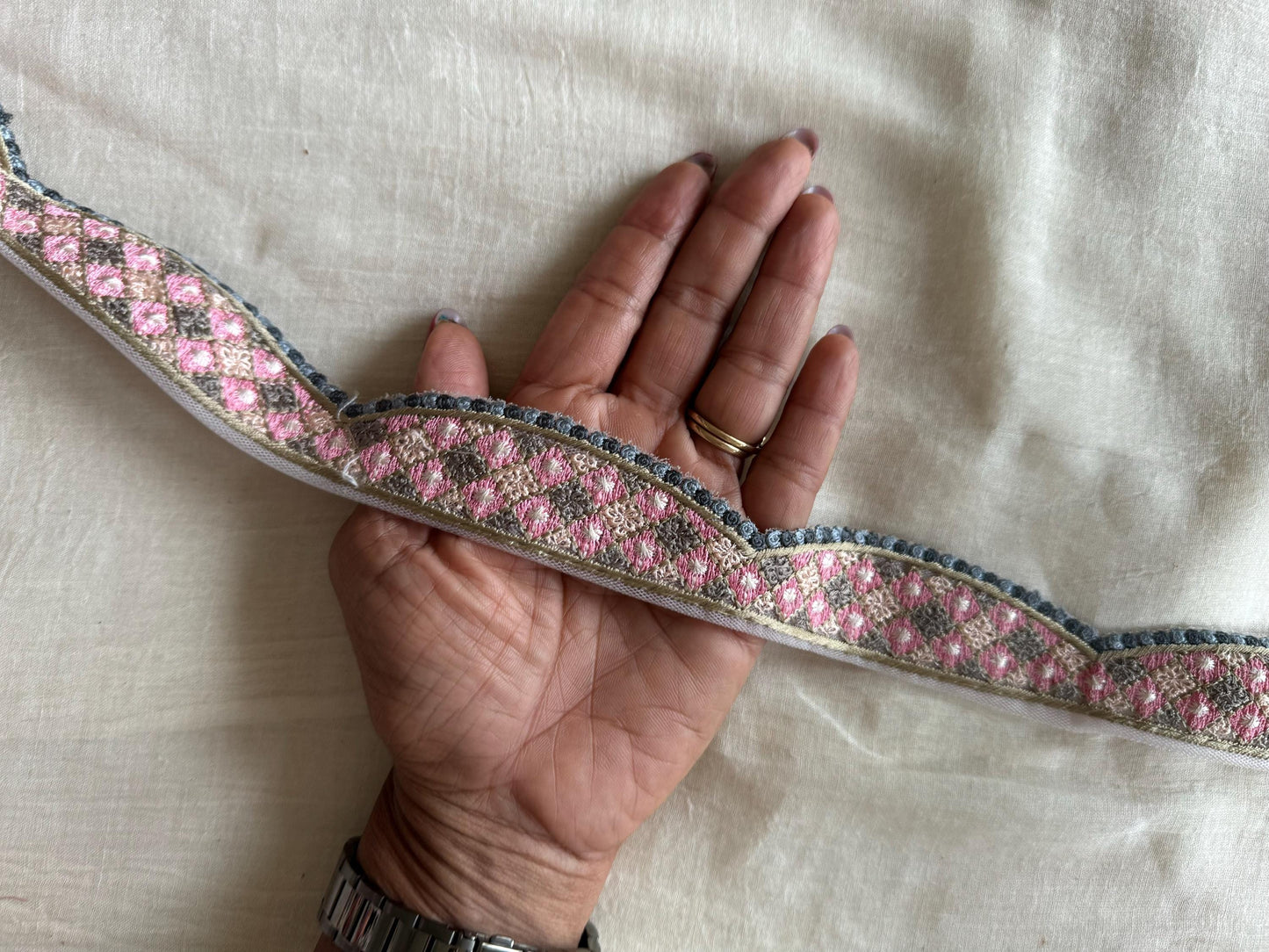 Floral Scallop Embroidered Net Trim, Grey Pink Border, Cutwork Floral Net Lace, Indian Fabric Trim, Saree Border, インド刺繍リボン, Price/mtr