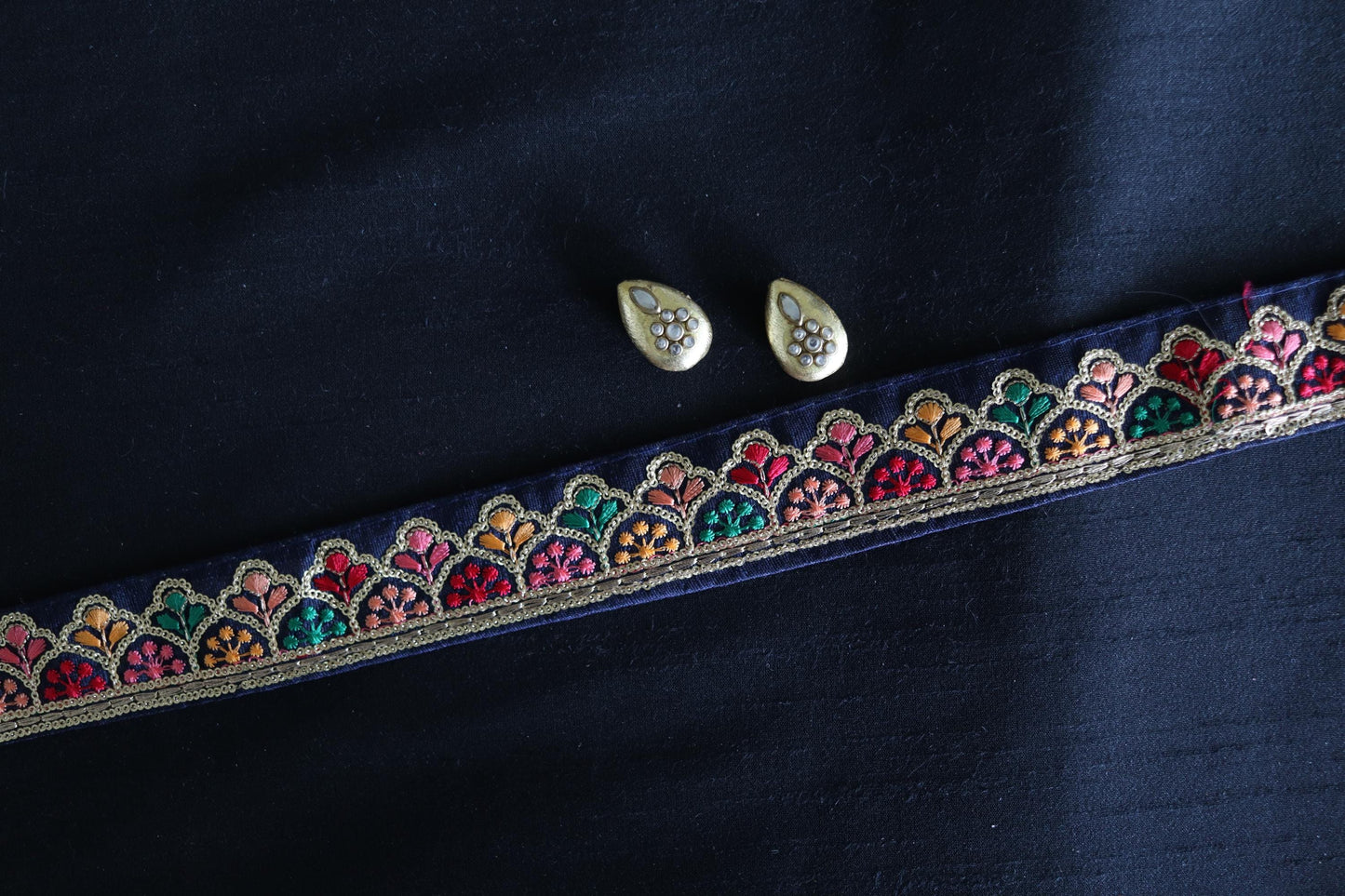 Black Gold Floral Embroidered Trim, Indian Fabric Embroidered Border, Black Multicolour Floral Lace, Saree Border, インド刺繍リボン, Price/mtr