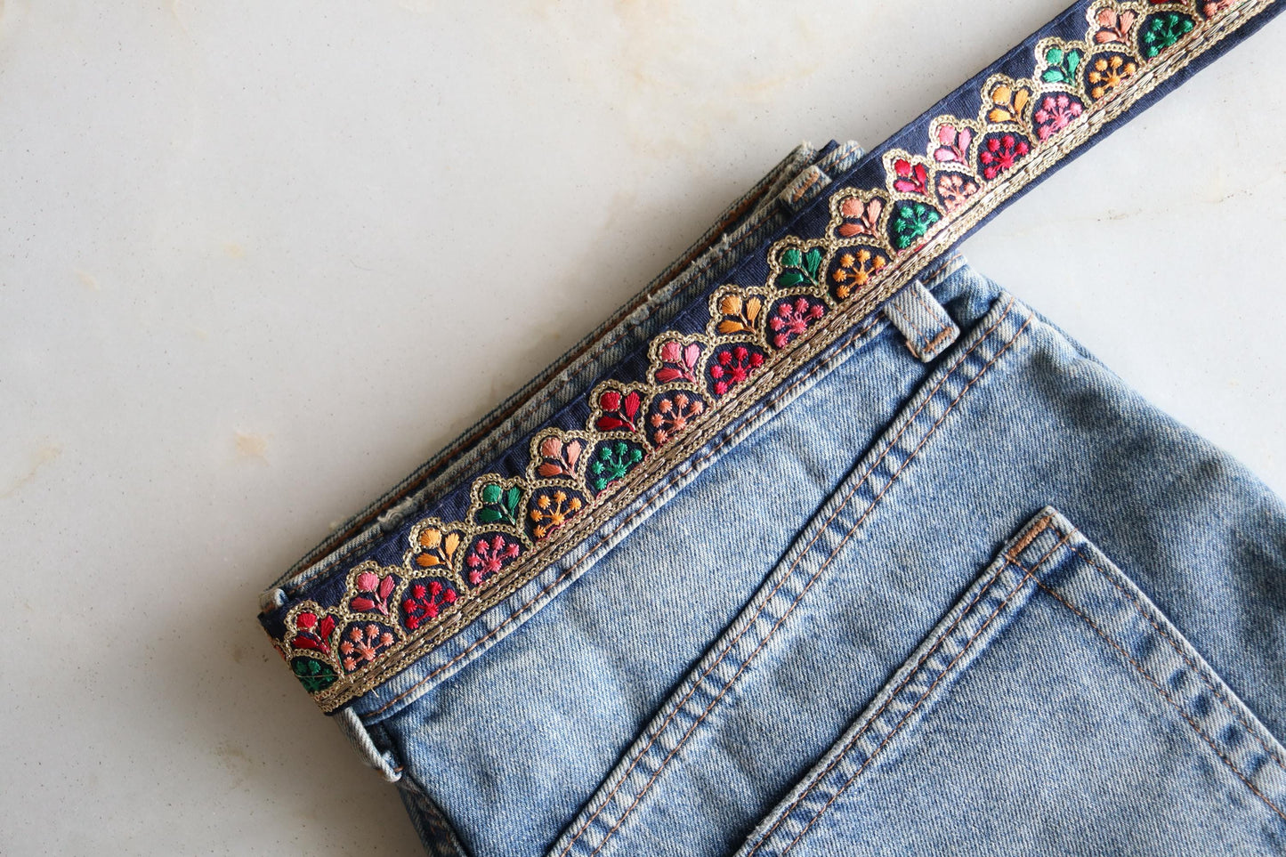 Black Gold Floral Embroidered Trim, Indian Fabric Embroidered Border, Black Multicolour Floral Lace, Saree Border, インド刺繍リボン, Price/mtr