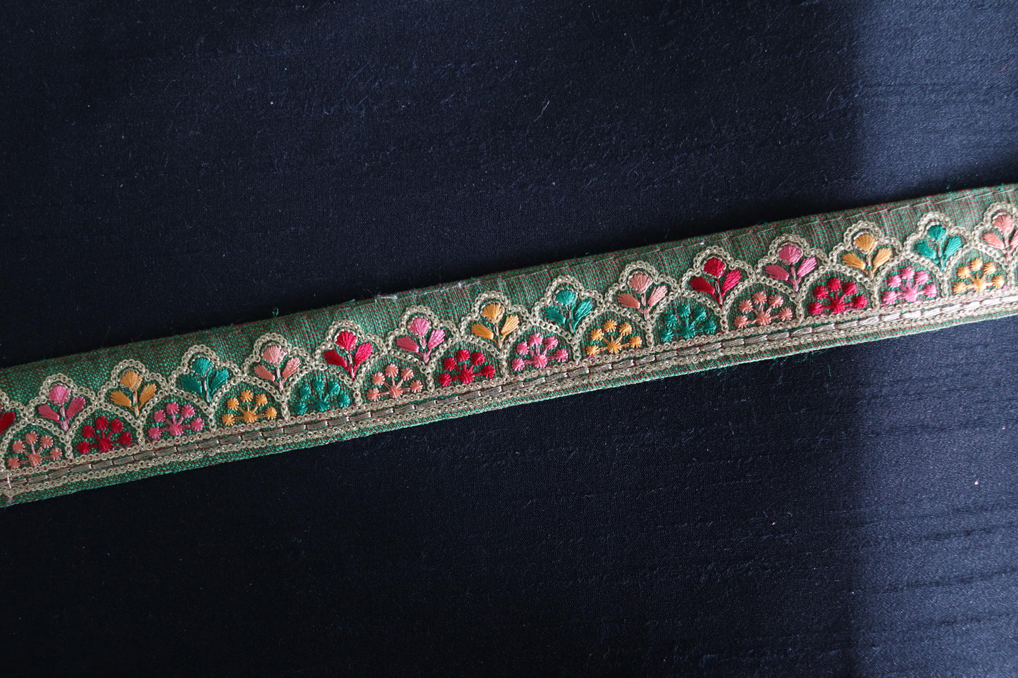 Green Gold Floral Embroidered Trim, Indian Fabric Embroidered Border, Green Multicolour Floral Lace, Saree Border, インド刺繍リボン, Price/mtr