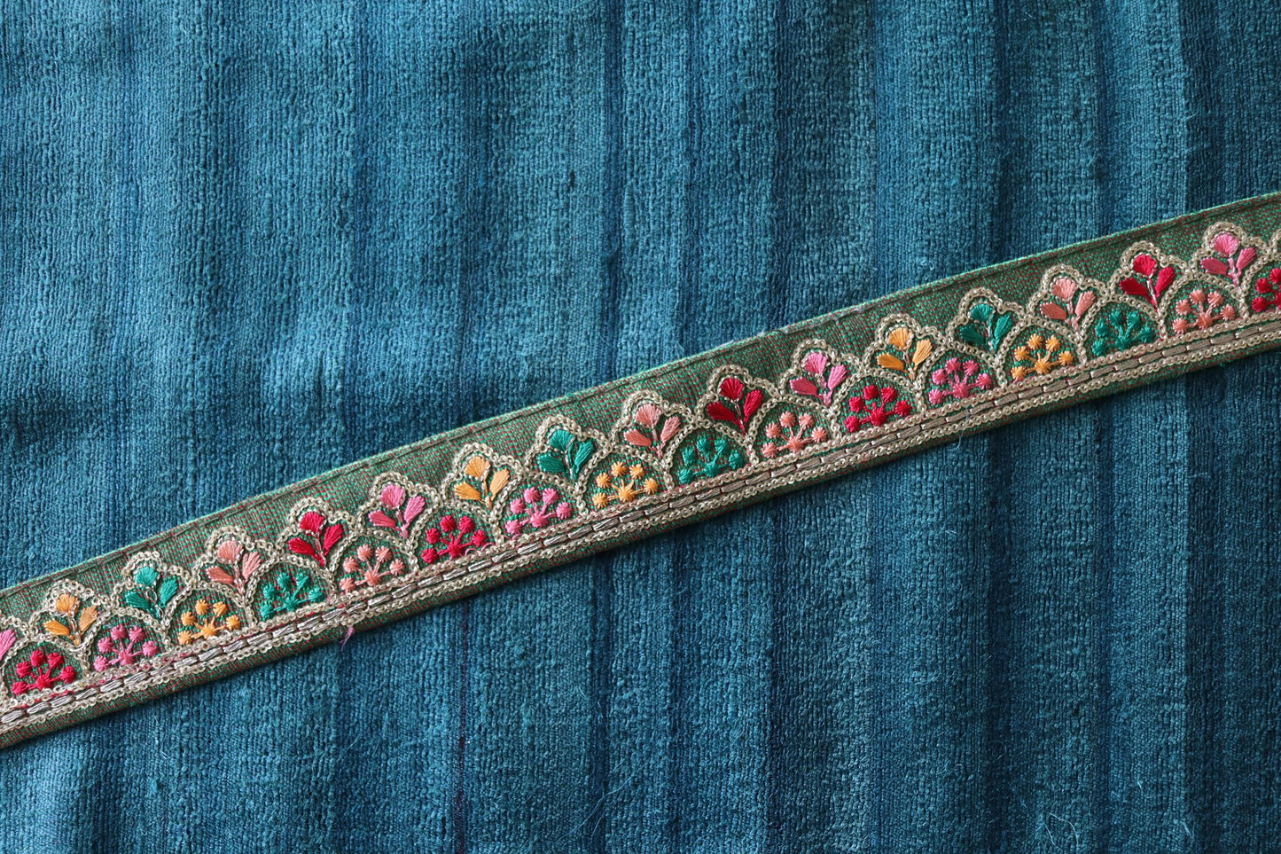 Green Gold Floral Embroidered Trim, Indian Fabric Embroidered Border, Green Multicolour Floral Lace, Saree Border, インド刺繍リボン, Price/mtr