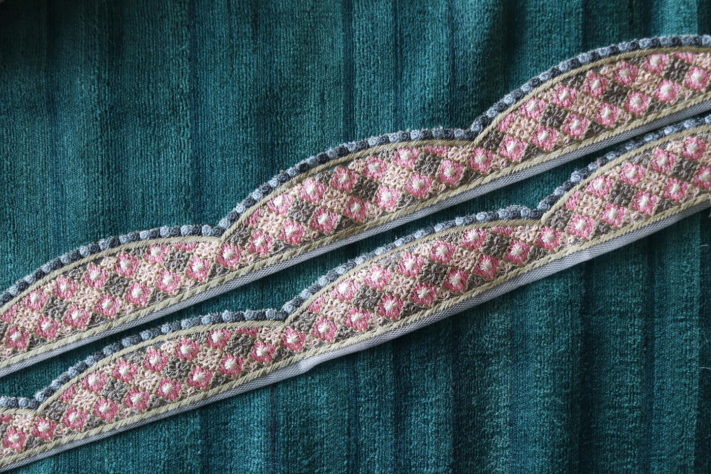 Floral Scallop Embroidered Net Trim, Grey Pink Border, Cutwork Floral Net Lace, Indian Fabric Trim, Saree Border, インド刺繍リボン, Price/mtr