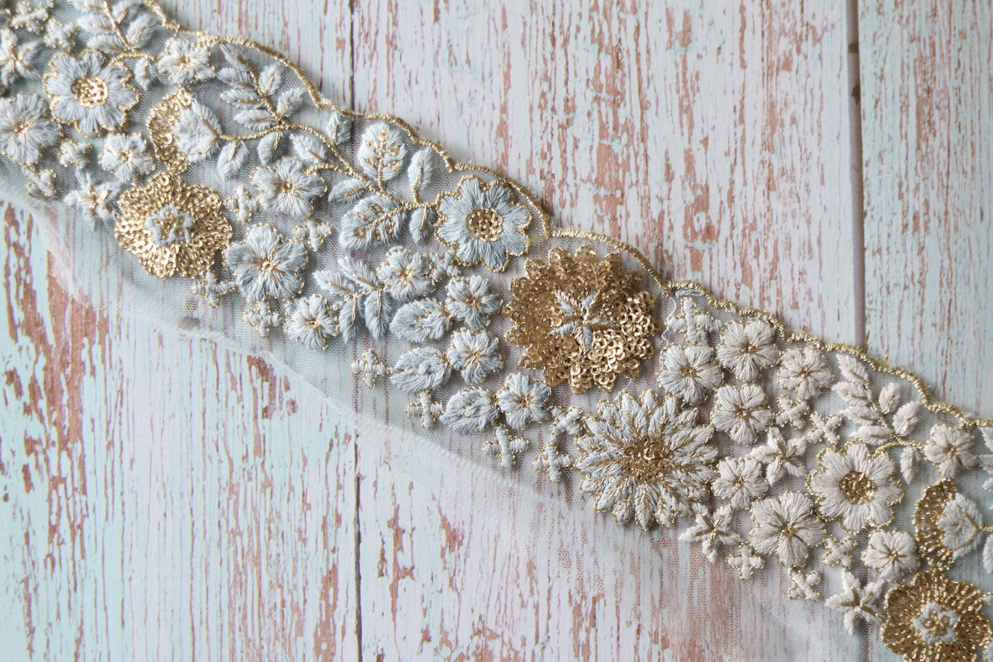 White Floral Scallop Embroidered Trim, White Gold Net Border, Cutwork Sequin Net Lace, Indian Fabric Trim Saree Border, インド刺繍リボン, Price/mtr