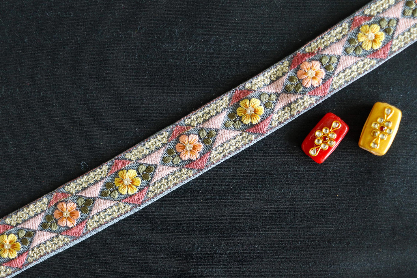 Pastel Net Colourful Embroidered Trim, Pink Grey Geometric Floral Lace, Bridal Designer Indian Fabric Saree Border, インド刺繍リボン, Price/mtr