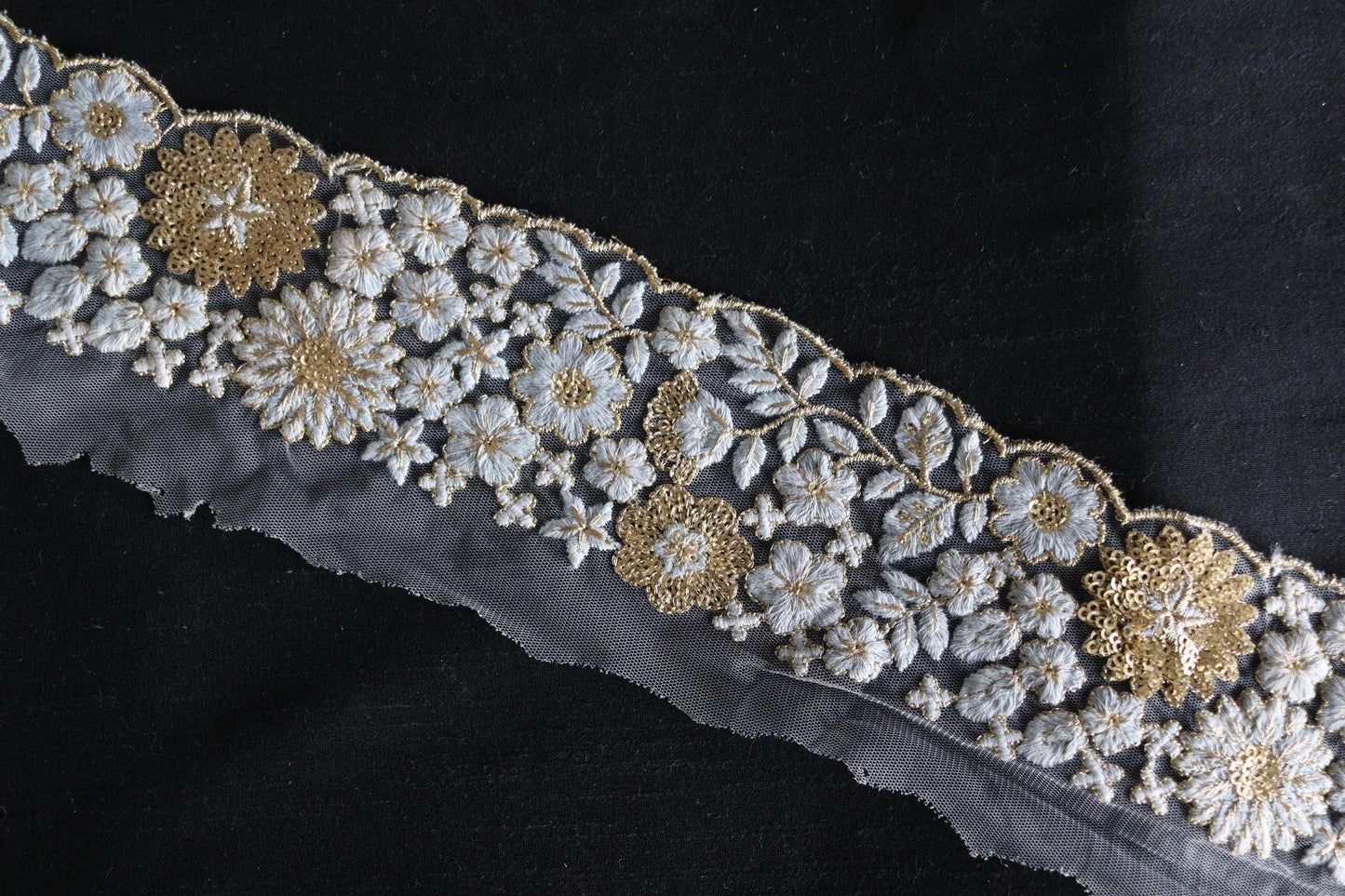 White Floral Scallop Embroidered Trim, White Gold Net Border, Cutwork Sequin Net Lace, Indian Fabric Trim Saree Border, インド刺繍リボン, Price/mtr