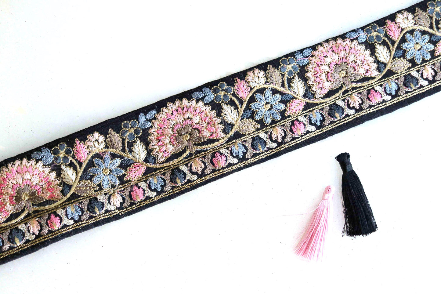 Black Pink Floral Embroidered Trim, Indian Fabric Embroidered Border, Parsi Embroidery Lace, Black Saree Border, インド刺繍リボン, Price/mtr,