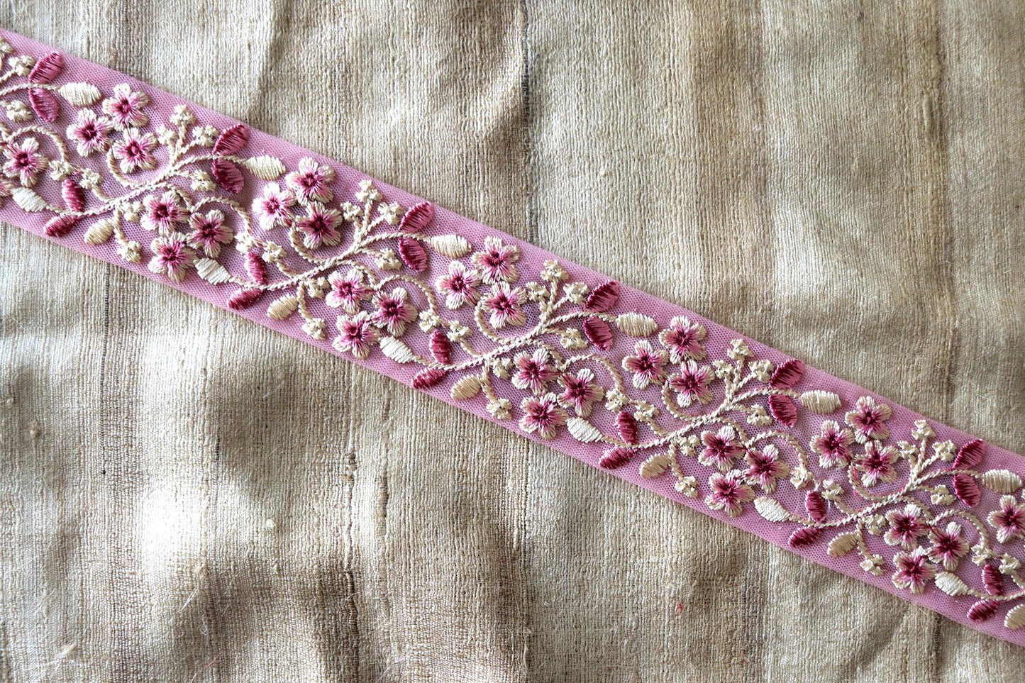 Pink Floral Self Embroidered Trim, Indian Fabric Net Embroidered Border, Pink White Lace, Pink Floral Saree Border, インド刺繍リボン, Price/mtr